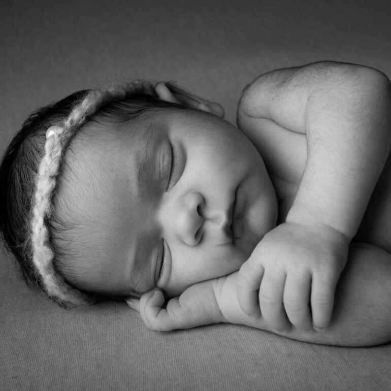 photos de bebe a la naissance - Studio photo Guillaume Planat montpellier Nîmes