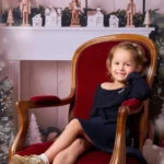Portrait enfant Noël – sourire émerveillé en studio photo